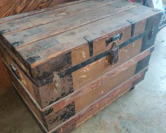 Nice vintage trunk...