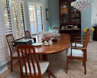 Dining table & chairs