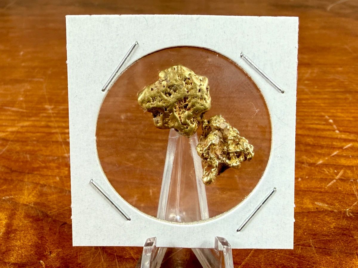 This lot features a pair of beautiful gold nuggets with a total approx. weight of 8.76 grams.