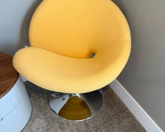 MANHATTAN COMFORT Curl Swivel Chair