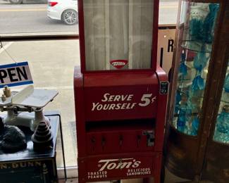 Toms Toasted Peanut machine