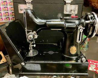 Singer 3-10 sewing machine with case 