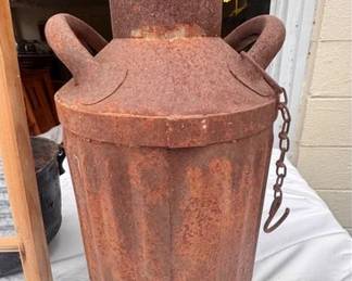 Vintage metal oil can