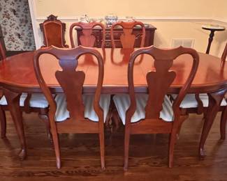 Queen Anne-style dining table
