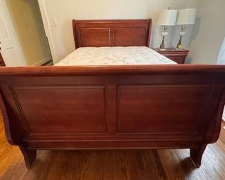 Vaughan-Bassett queen size sleigh bed
