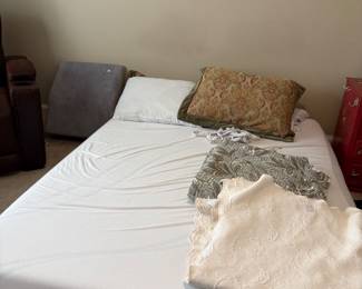 Tempur pedic bed, includes frame, like new 