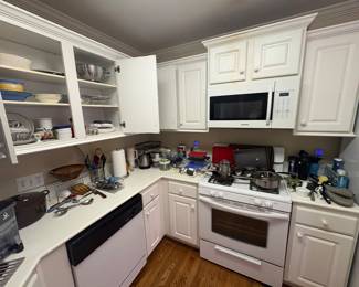 Lots of Kitchen items 