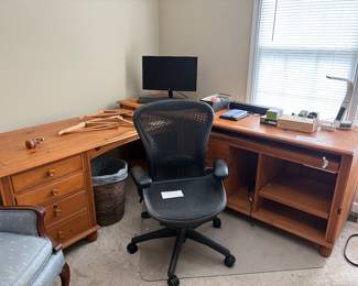 Corner desk, not connected 