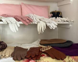 Leather women's gloves 