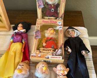 VINTAGE SNOW WHITE CREW 