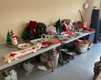 TABLE OF CHRISTMAS DECOR