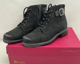 Munro Bradley Black Tumbled Nubuck Ankle Boots - Size 8 Wide