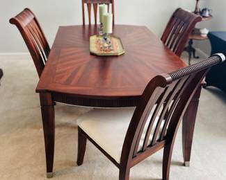 Beautiful wood dining table , 1 extension and 4 chairs 