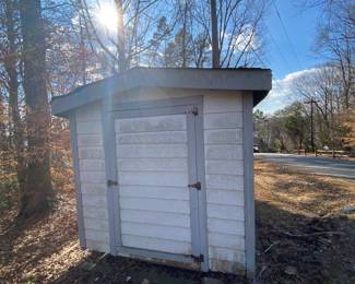 Storage building in good condition. Will need professional movers. 