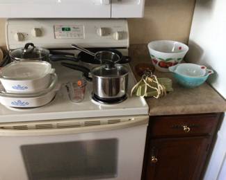 Kitchen vintage Corning Corn Flower, Fire King and Pyrex