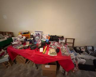 Miscellaneous vintage cameras, vintage lighting, electronics, eyc