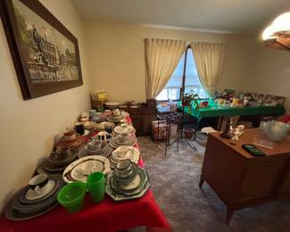 Random Tablesettings, console stereo, candles, vases