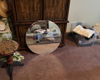 Round mirror 
