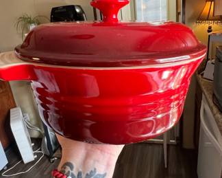 Le Creuset Signature Round Dutch Oven, Cherry Red