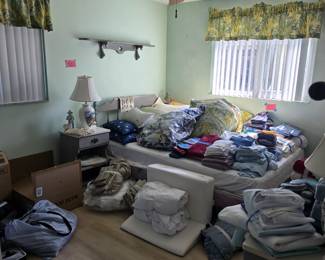 LINENS AND LINENS LOTS OF LINENS