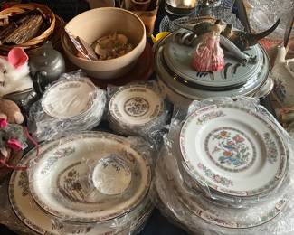 Set of Wedgwood bone china - “Kutani Crane” pattern - like new