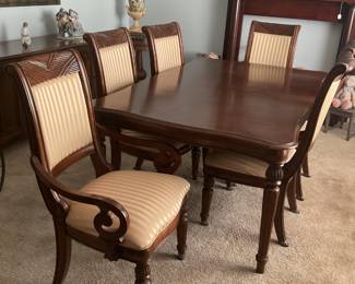 2 captain & 4 reg. Chairs & 2 leaves