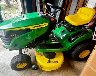 NEWER JOHN DEERE S100 RIDING MOWER...LOW HOURS...HYDROSTATIC TRANSMISSION, HEADLIGHTS AND MOWS IN REVERSE