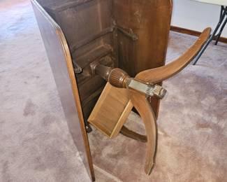 only 1 Duncan Phyfe table 