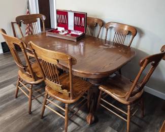 Dining room table with 2 leaves and 6 chairs