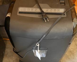 Staples SPL-TMC10A 10-Sheet Cross-Cut Paper Shredder