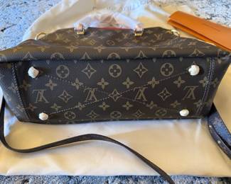 Louis Vuitton Pallas MM Monogram Canvas Handbag