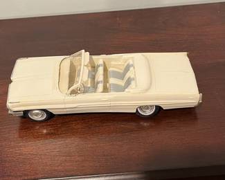 D93 - $180. 1961 Pontiac Bonneville 2 Door Convertible Dealer Promo Car. 1:25 Scale. 