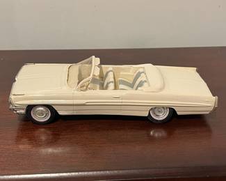 D93 - $180. 1961 Pontiac Bonneville 2 Door Convertible Dealer Promo Car. 1:25 Scale. 