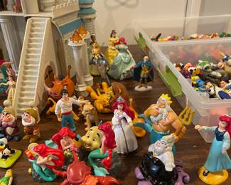 D16 - $150. Retired Cinderellas Castle Playset with Figurines & Accessories. Nearly 200 Pieces. 