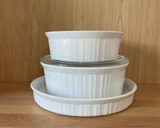 D181 - $20. White Corning Ware 3 Pc Set. 1.5 qt. 2.5 qt w/ lide. 10" 