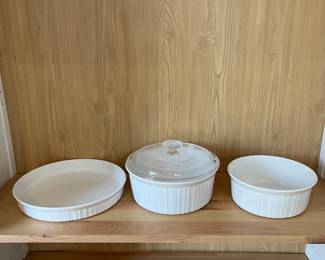 D181 - $20. White Corning Ware 3 Pc Set. 1.5 qt. 2.5 qt w/ lide. 10" 