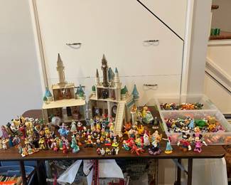 D16 - $150. Retired Cinderellas Castle Playset with Figurines & Accessories. Nearly 200 Pieces. 