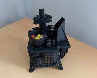 D162 - $25. Queen Cast Iron Salesmans Sample Stove with accessories. 