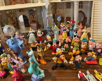 D16 - $150. Retired Cinderellas Castle Playset with Figurines & Accessories. Nearly 200 Pieces. 