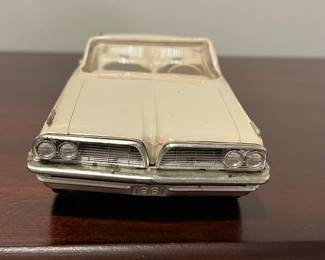 D93 - $180. 1961 Pontiac Bonneville 2 Door Convertible Dealer Promo Car. 1:25 Scale. 