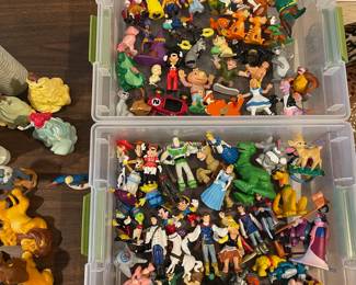 D16 - $150. Retired Cinderellas Castle Playset with Figurines & Accessories. Nearly 200 Pieces. 