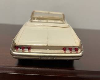 D93 - $180. 1961 Pontiac Bonneville 2 Door Convertible Dealer Promo Car. 1:25 Scale. 
