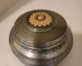 Vintage 1930's-1950's Metal Powder Puff Box. 