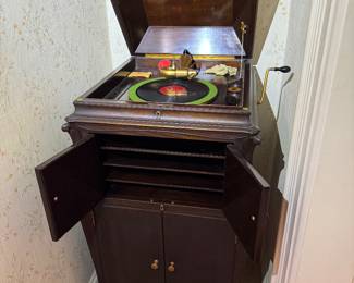 HOUSE FRONT ENTRYWAY HALLWAY