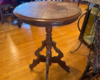 Antique Victorian-style pedestal table 
