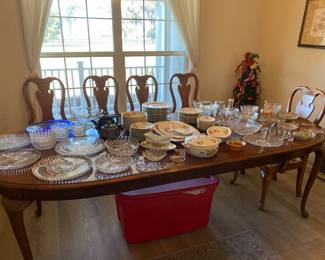 Beautiful extendable dining room table with six chairs