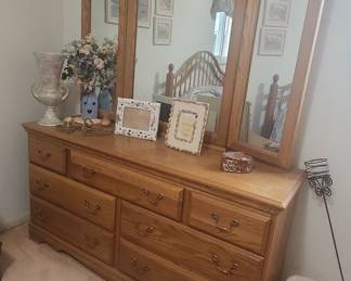  Dresser with Tri-Fold Mirror