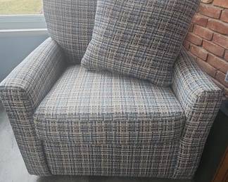 Swivel Accent Chair with Pillow