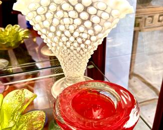 Vintage Fenton hobnail fan vase