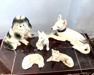 Vintage mini dog figurenes